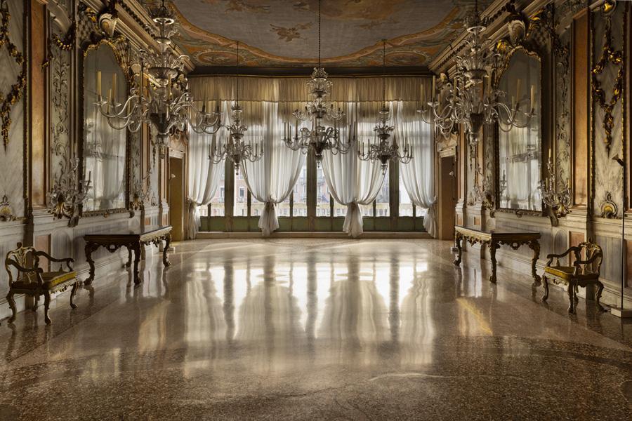 La fondation Dries Van Noten au Palazzo Pisani Moretta à Venise.© Fondazione Dries Van Noten. Photo : Camilla Glorioso.