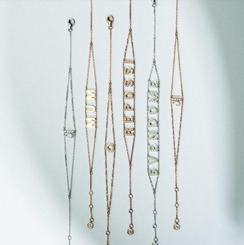 Bracelets lettres en or Repossi.