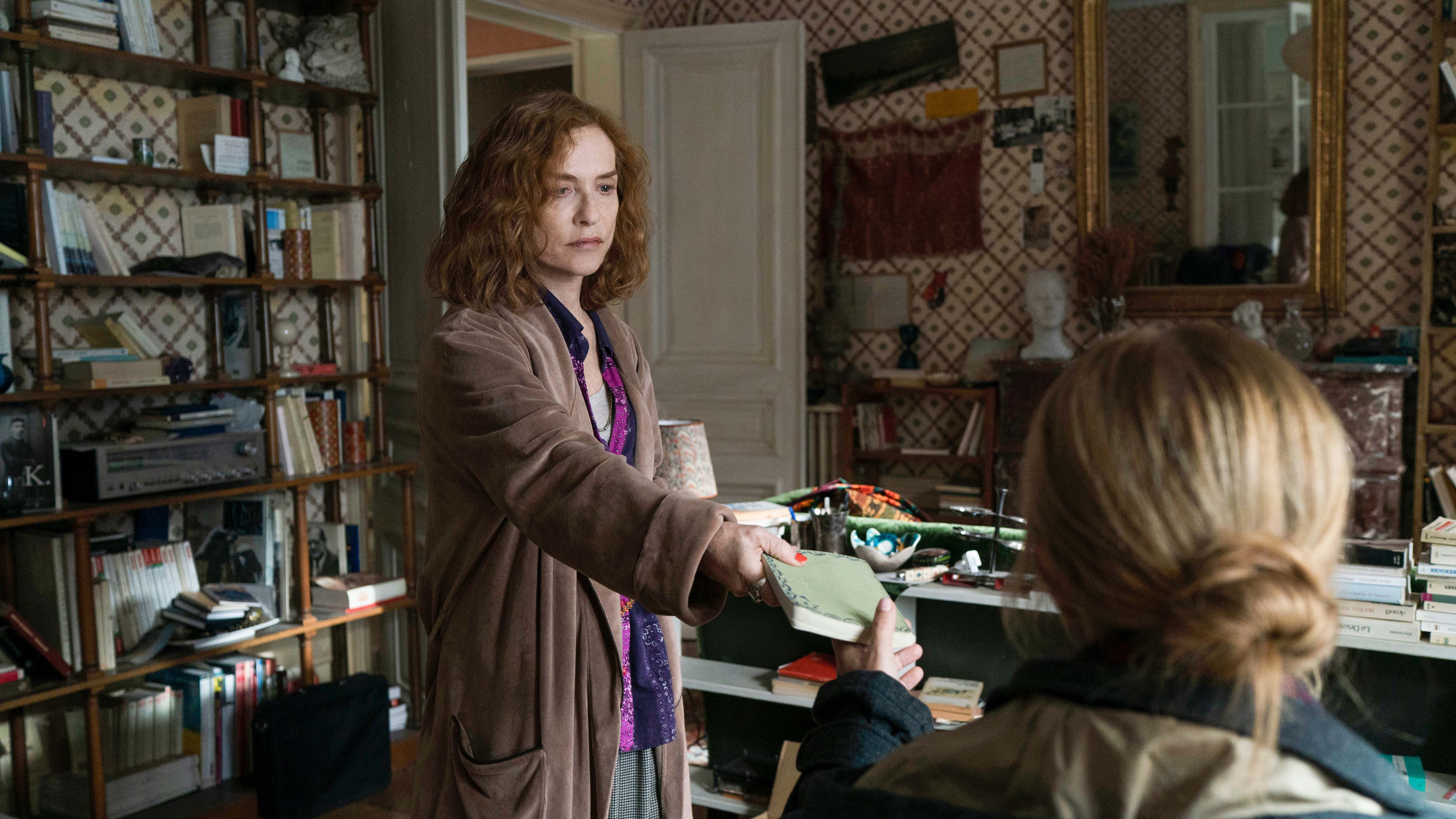 Isabelle Huppert dans le film Histoires Parallèles (2026). © Memento Production.