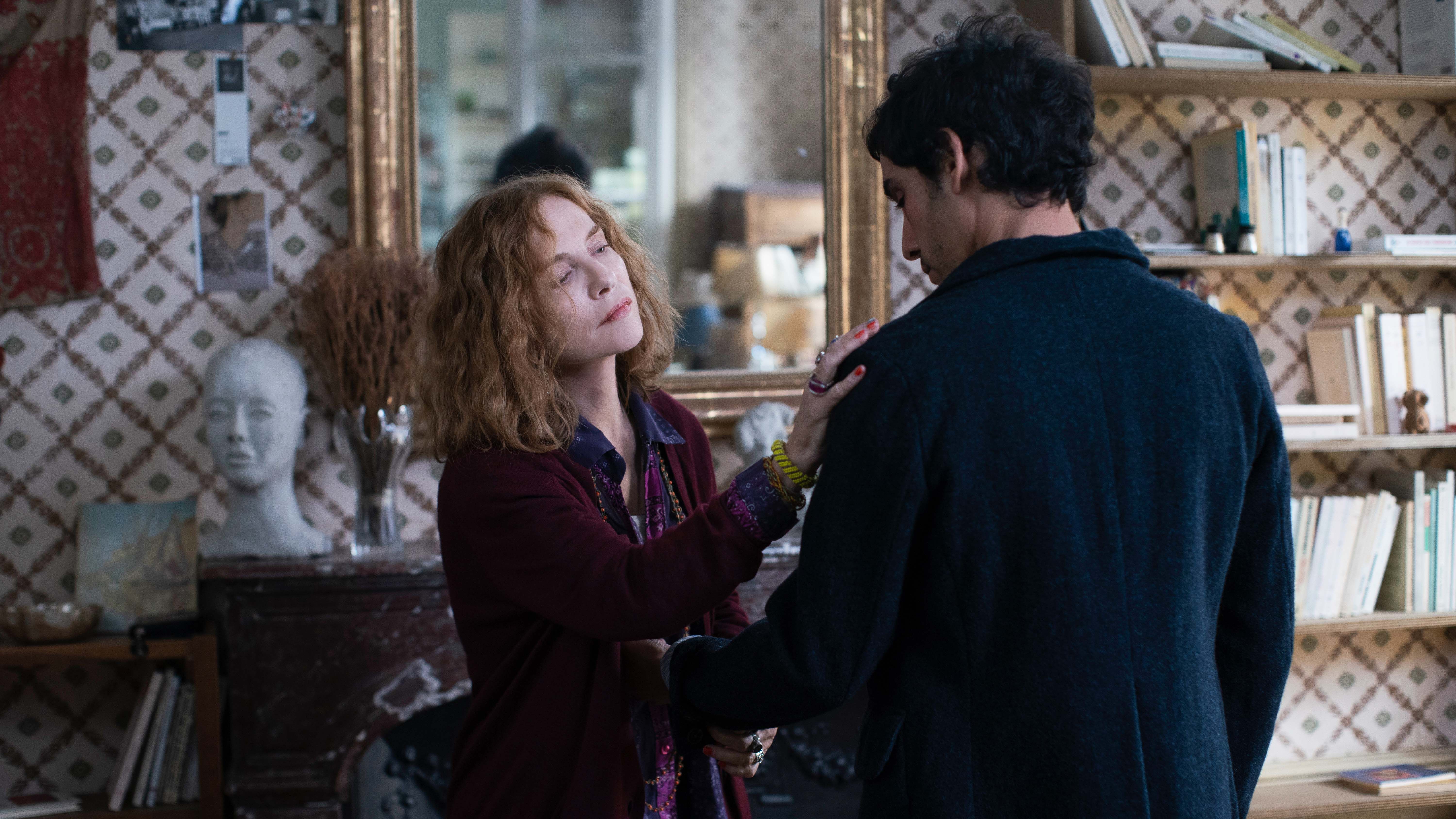 Isabelle Huppert dans le film Histoire Parallèles (2026). © Memento Production.