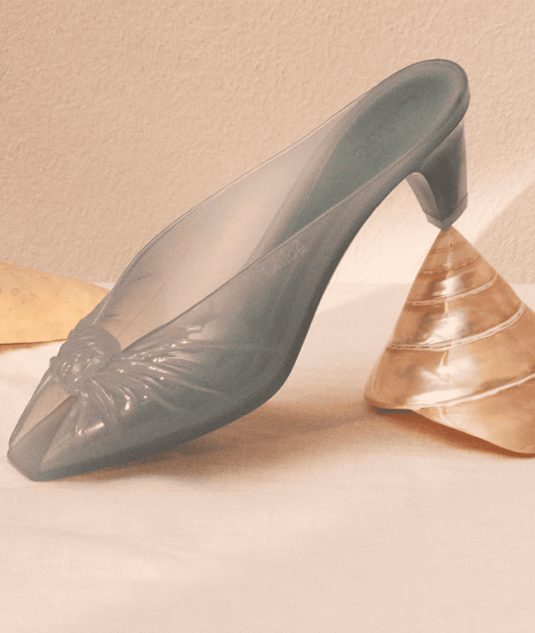 Les mules Jelly grises Chloé printemps-été 2026. © Chloé.