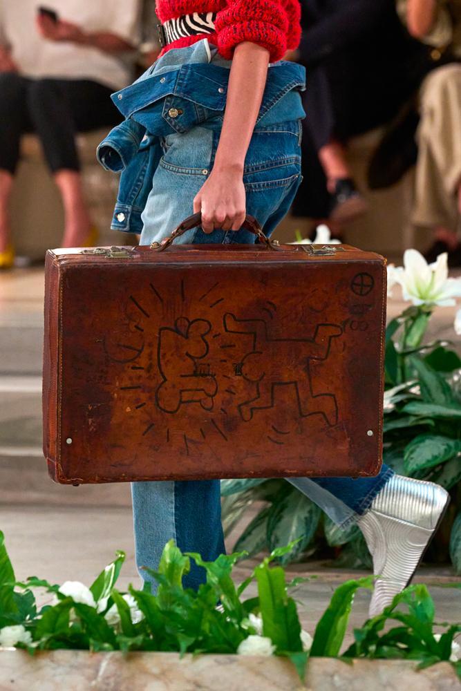 Les pièces en collaboration avec la fondation Keith Haring du défilé Louis Vuitton Croisière 2027 à la Frick Collection de New York