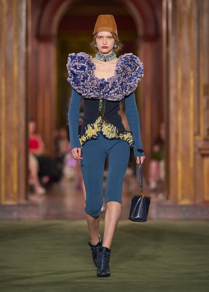 Le défilé Louis Vuitton Croisière 2027 à la Frick Collection de New York