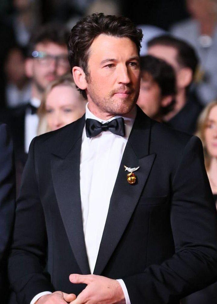 Miles Teller avec un costume noir Saint Laurent pour la projection de Paper Tiger.