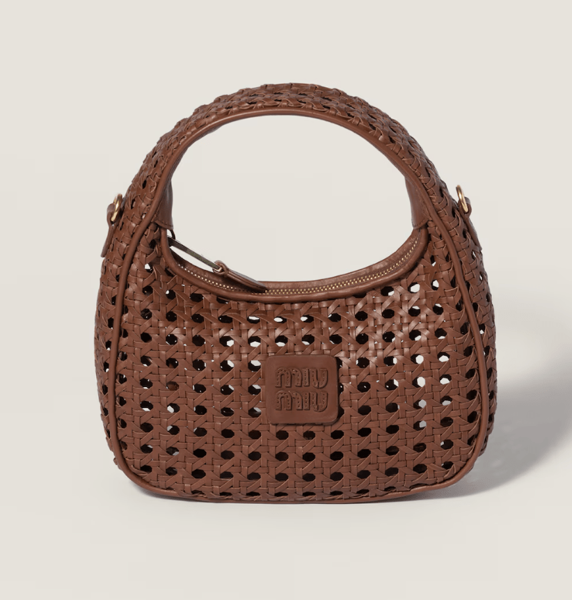 petit sac à main en cuir tressé tendance printemps-ete 2026 miu miu