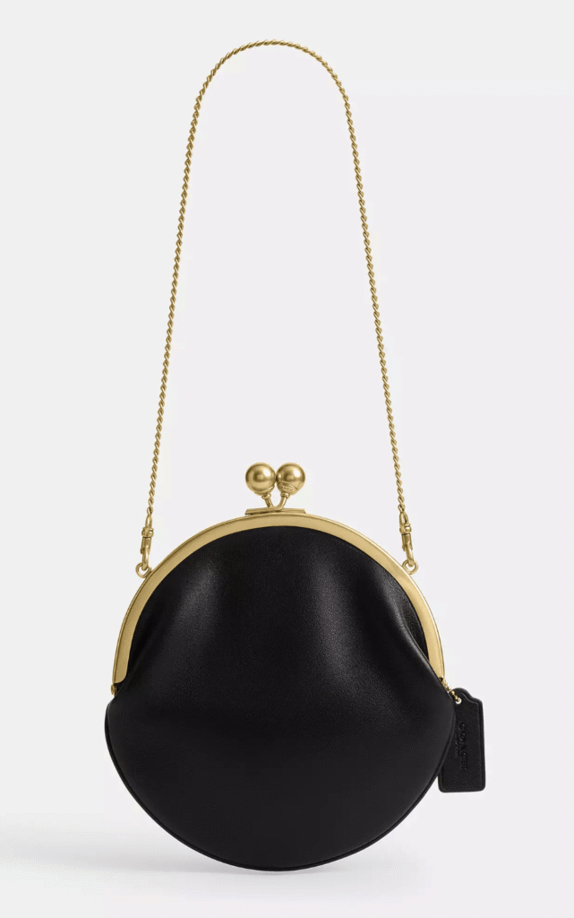 pochette ronde en cuir grainé et chaine dorée tendance printemps-ete 2026 coach