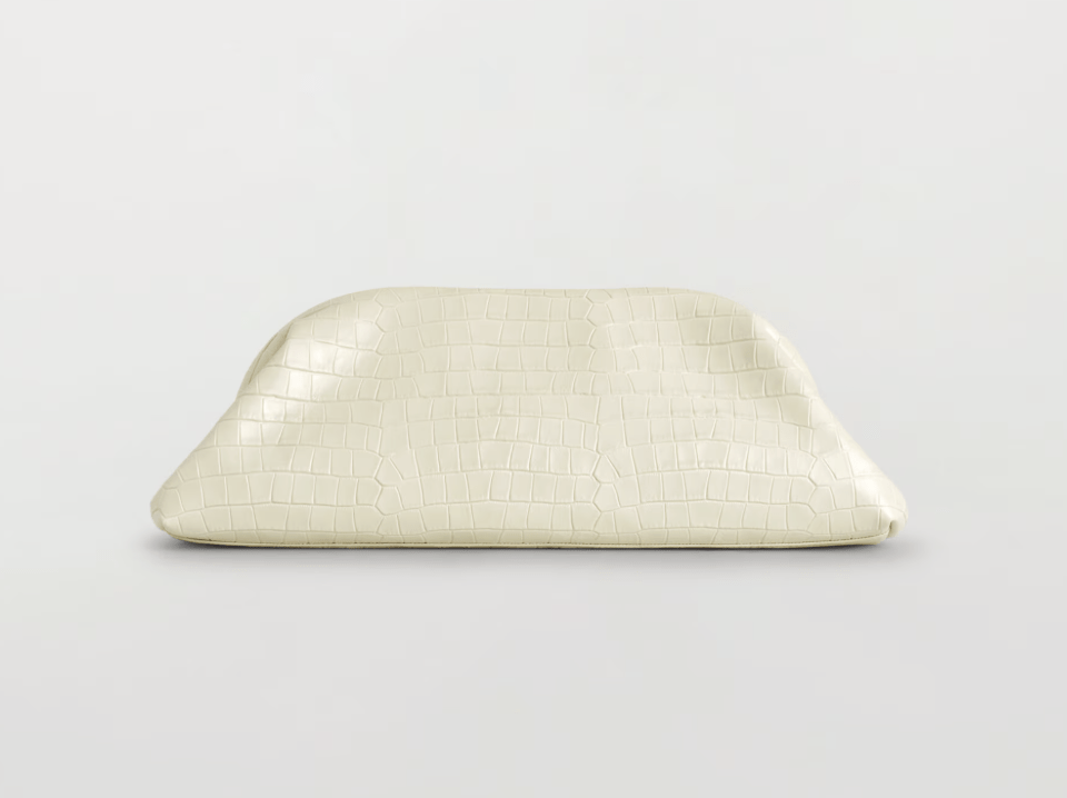 pochette en cuir croco blanc tendance printemps-ete 2026 cos