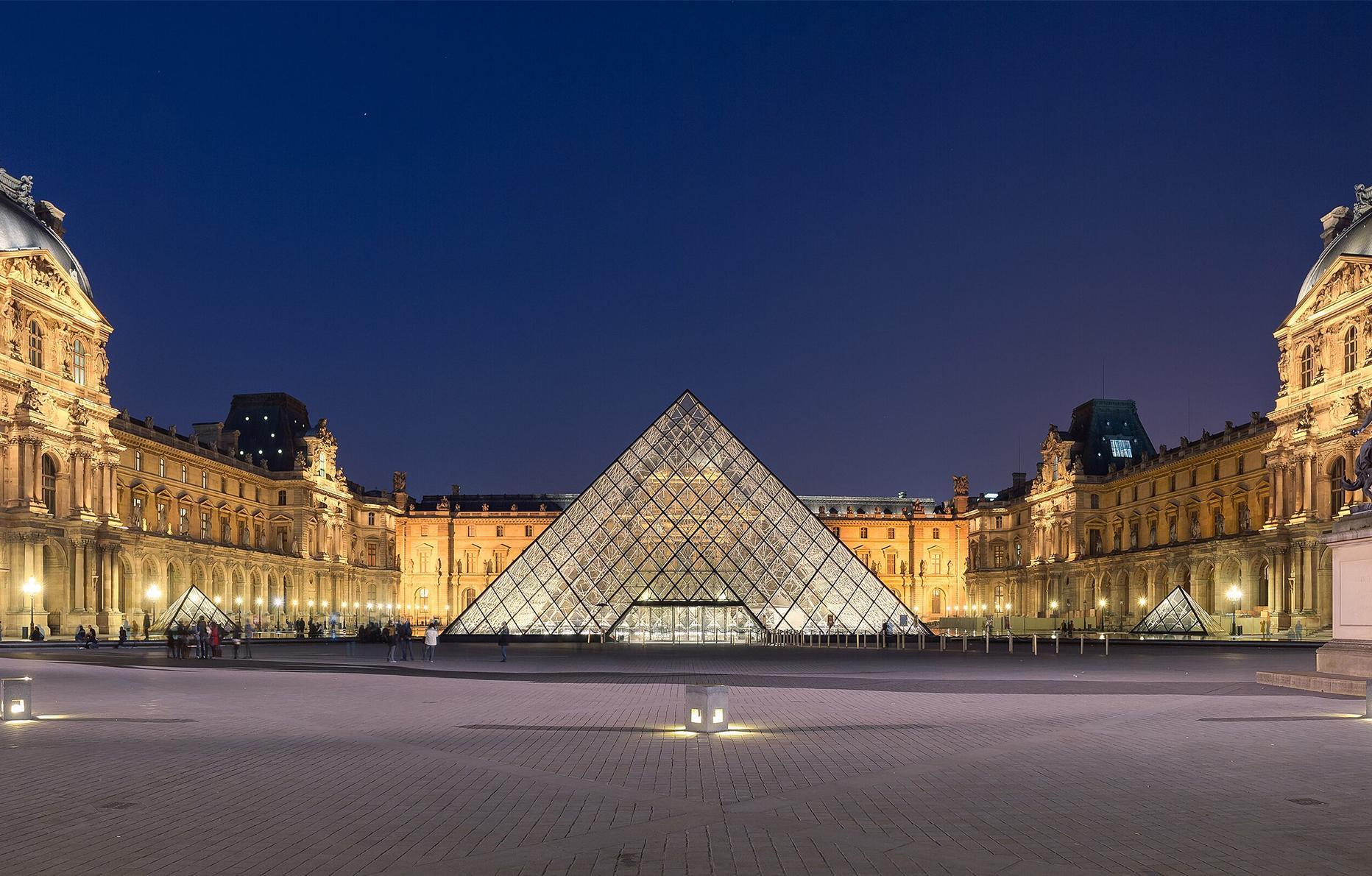 La cour Napoléon avec la pyramide.