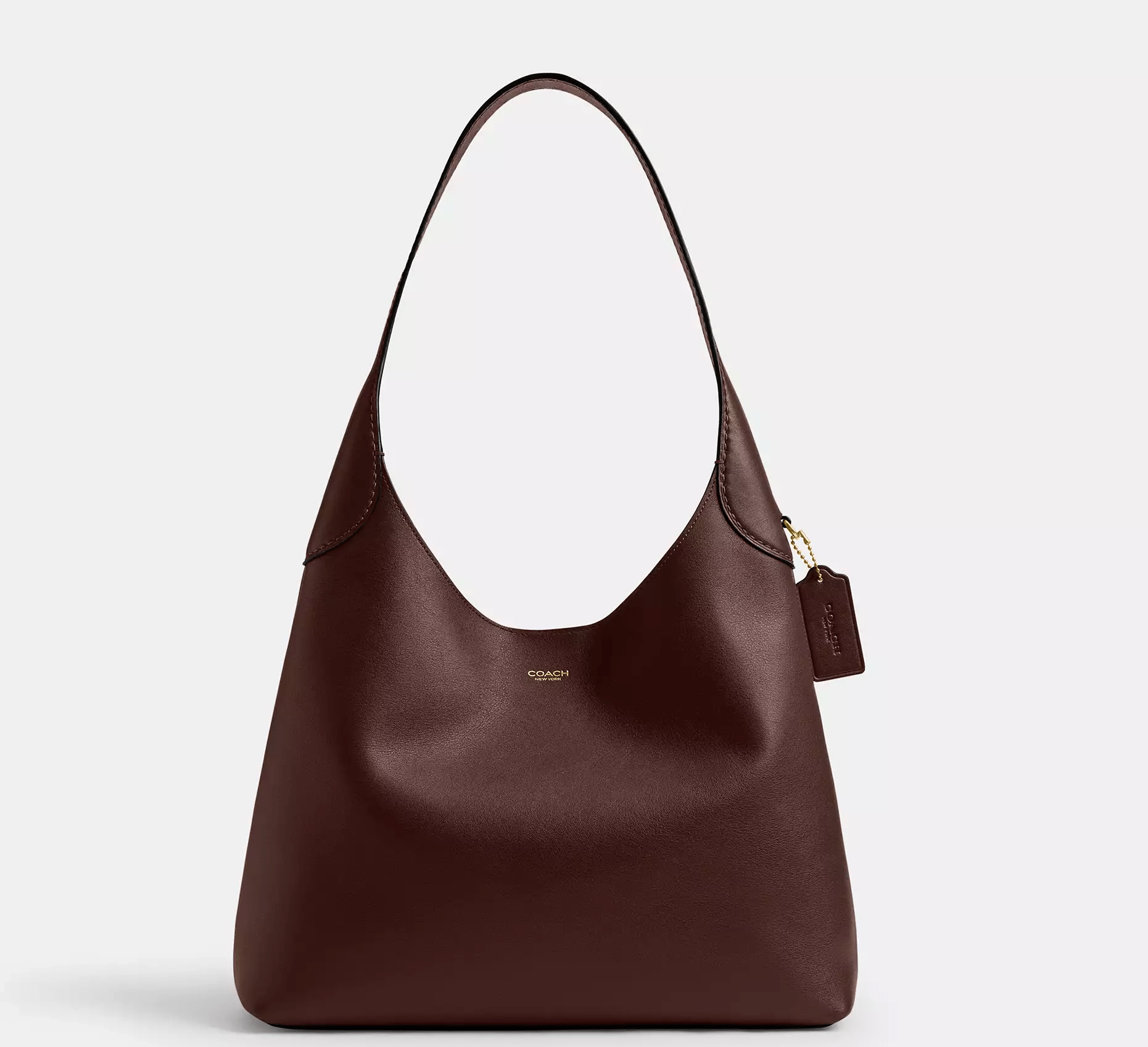 Sac épaule Brooklyn 34, Coach.
En cuir grainé naturel, 450 €.