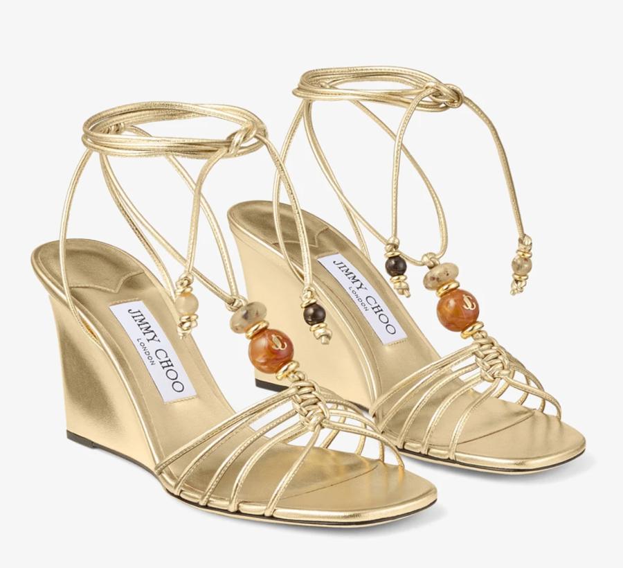 sandales compensées en cuir métallisé doré ornées de perles jimmy choo tendance printemps-ete 2026