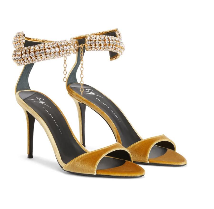 sandales en velours et à bijoux giuseppe zanotti tendance printemps-ete 2026