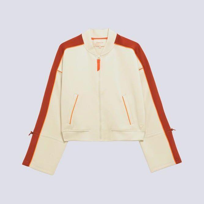 Veste jogging cropped blanche et rouge, 159 €, Gertrude.
