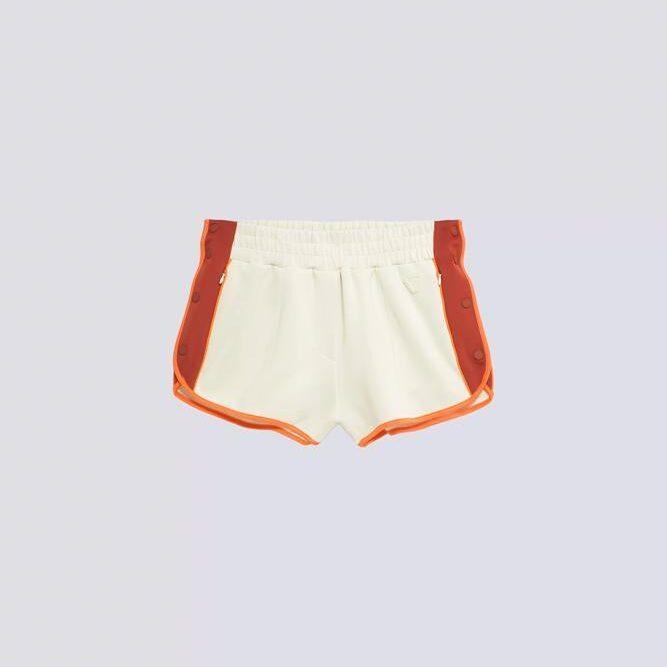 Mini short blanc et rouge, 89 €, Gertrude.