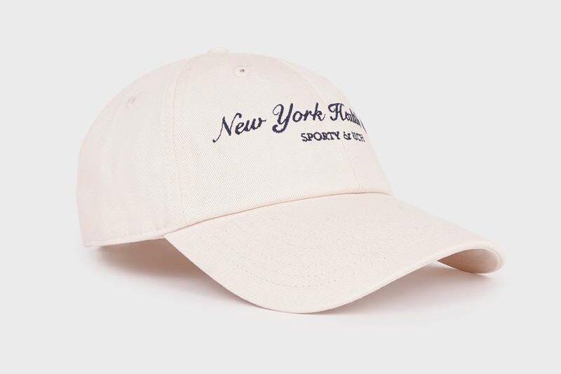 Casquette blanche, 70 €, Sporty & Rich.
