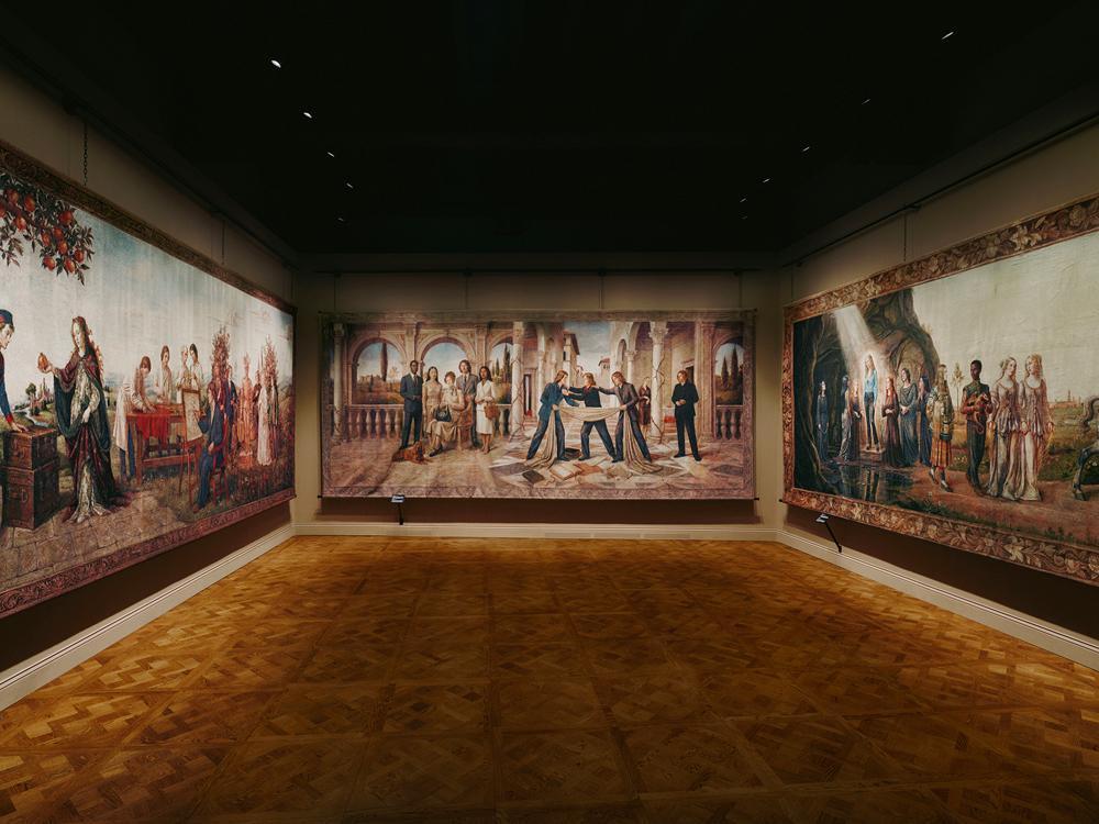 La salle des tapisseries, au sein de l'exposition Gucci Storia à Florence.