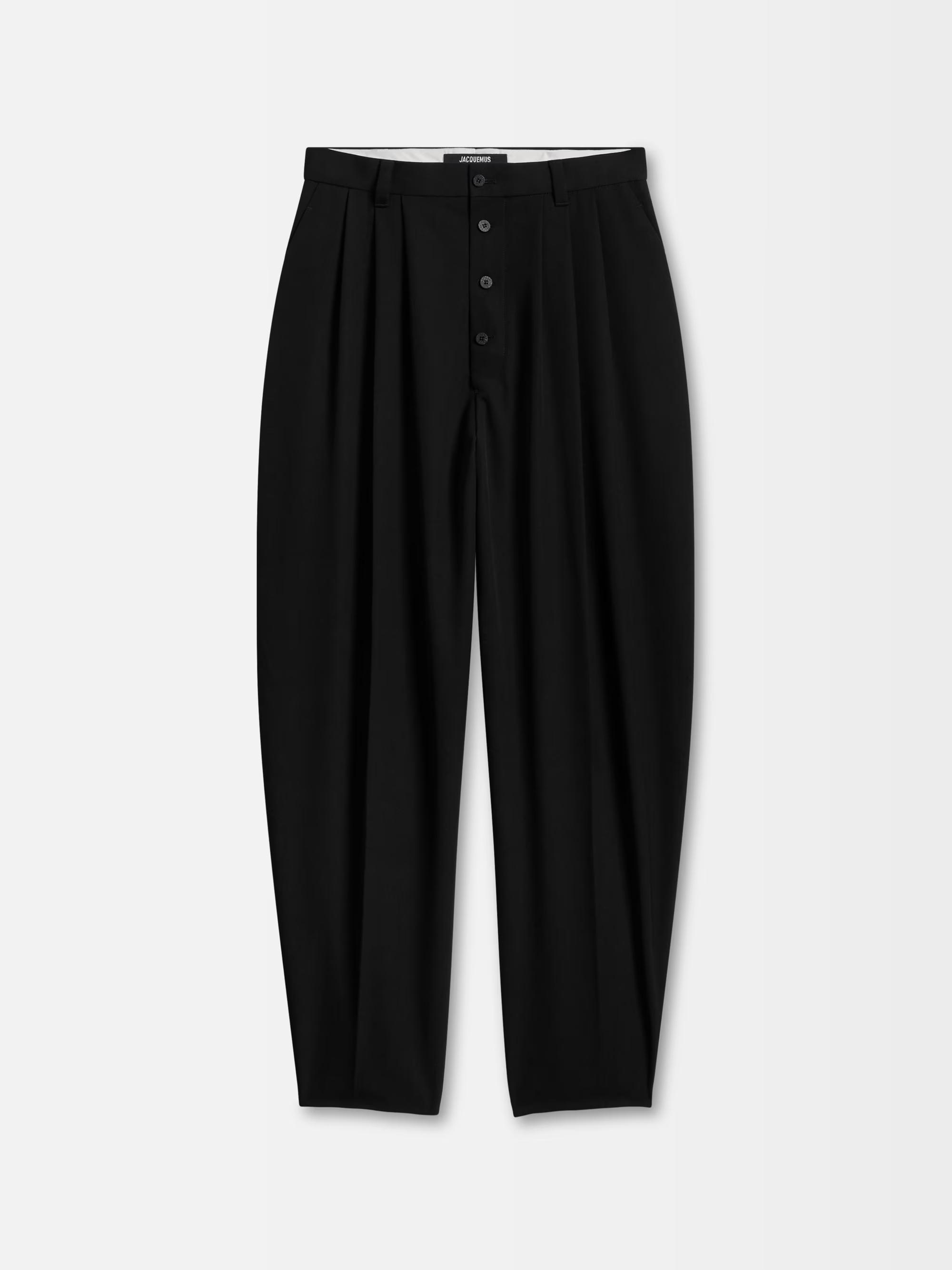 Pantalon taille haute, 690€, Jacquemus.