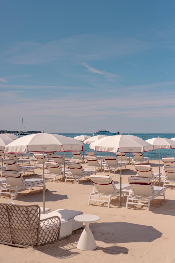 Les transats et parasols du beach club d'Emporio Armani à Cannes.
