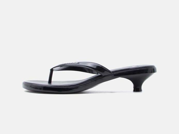 les jelly shots tendance noires version tong de chez Karl lagerfeld