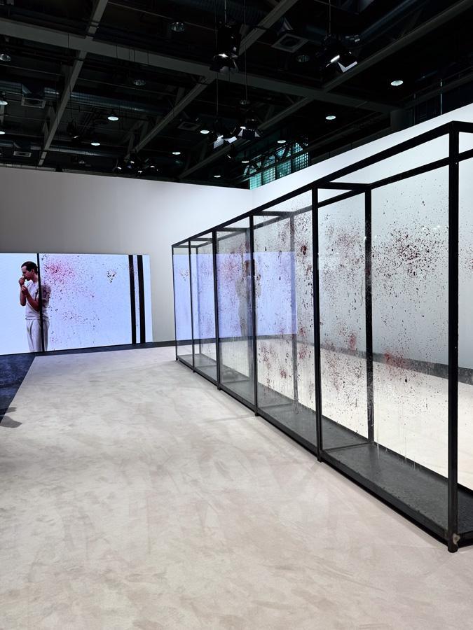Le cru et le cuit (2024) d'Edith Dekyndt. Performance. Art Basel Unlimited 2026.