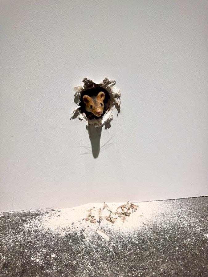 Ryan Gander, I’ve felt everything I’m going to feel – The Unspeakable World (2026). Souris. Installation présentée par la galerie Lisson dans le secteur Unlimited d’Art Basel Paris, 2026.