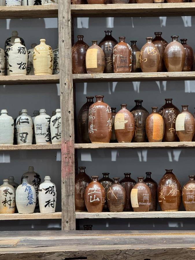 Theaster Gates, A libation in Uncertain Times (2024). Céramique. Installation présentée par la galerie White Cube dans le secteur Unlimited d’Art Basel Paris, 2026.