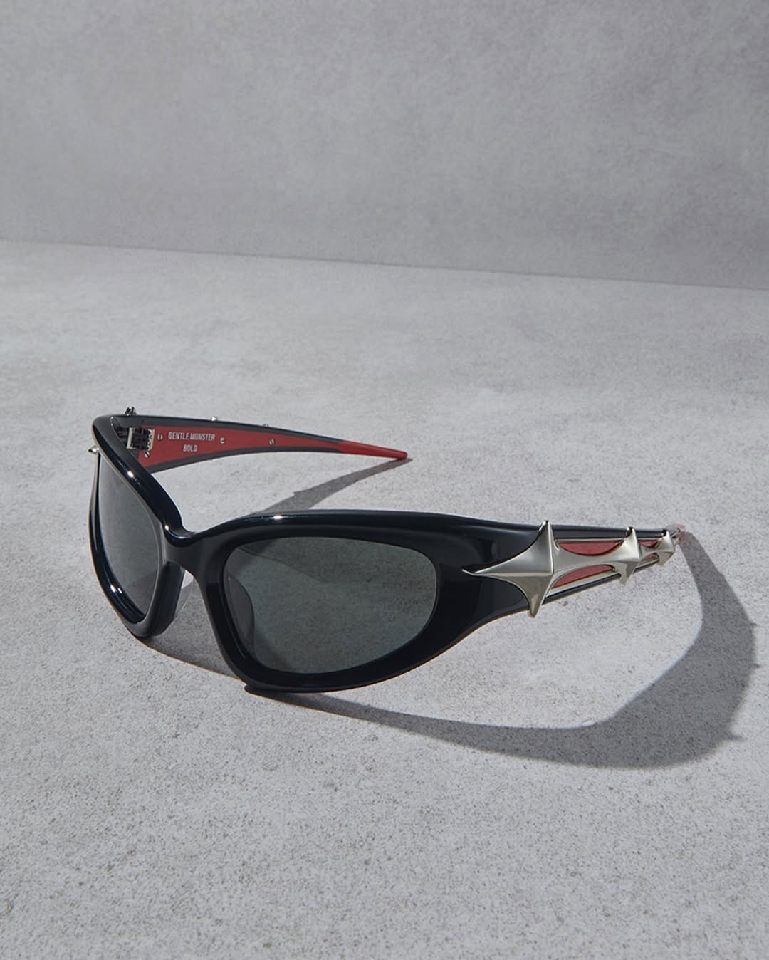 Lunettes de soleil futuristes et sportswear vuarnet.