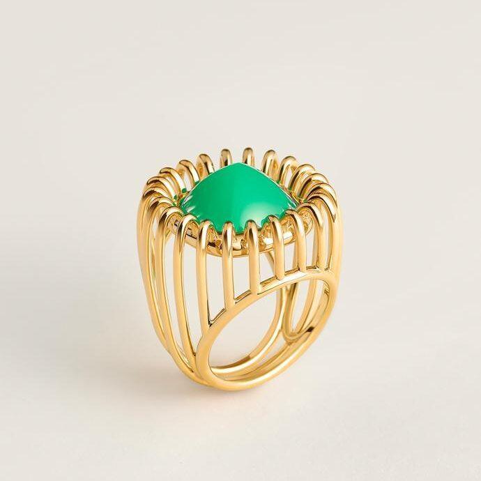 Bague H Booming, Hermès.
En or jaune et chrysoprase, prix sur demande.