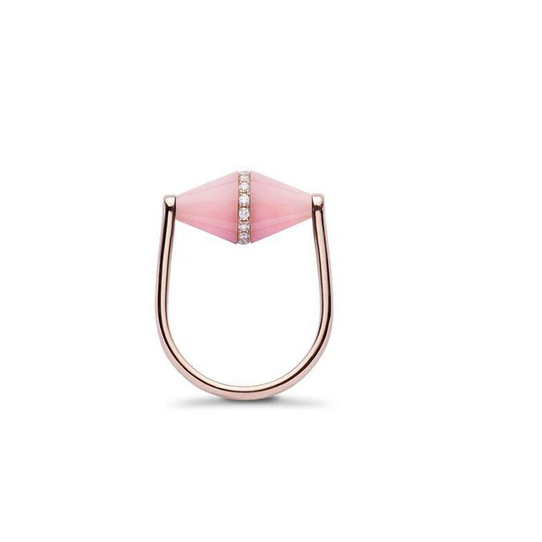 Bague Celest, Maison Heavenly.
En or rose, diamants et opale rose, 3 500 €.