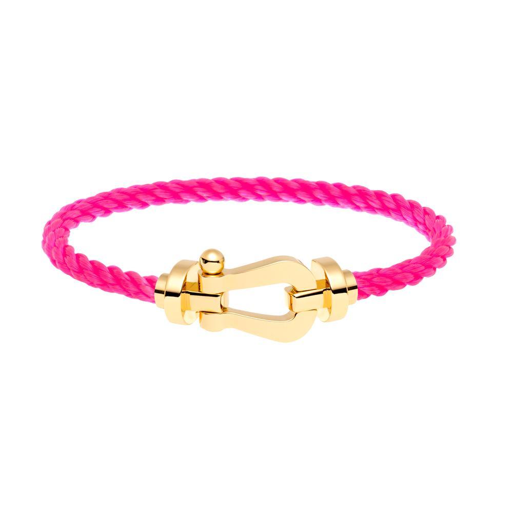 Bracelet Force 10, Fred.
En or jaune et câble rose fluo, 2 880 €. Disponible sur fred.com.