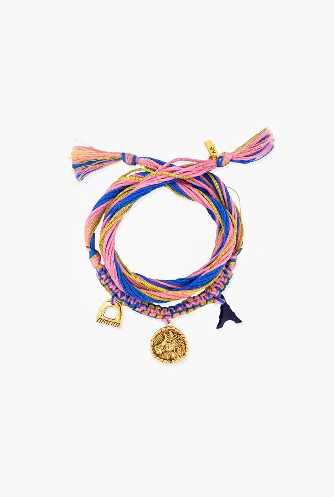 Bracelet Honolulu, Aurélie Bidermann x Longines Paris Eiffel Jumping.
Doré à l’or 18 carats, en bakélite bleu marine et fils tressés, 135 €. Disponible sur aureliebidermann.com.