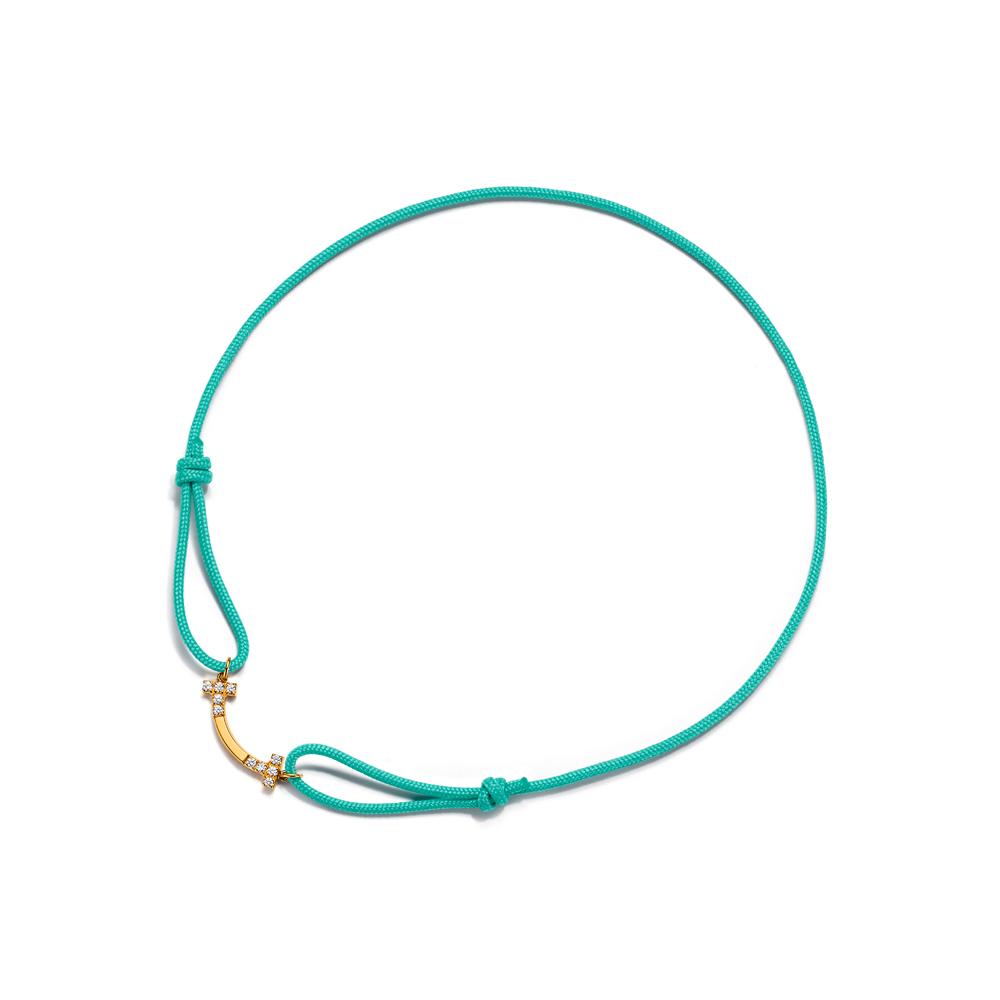 Bracelet Smile Tiffany T, Tiffany & Co.
En or jaune et diamants sur cordon bleu, 820 €. Disponible sur tiffany.com.