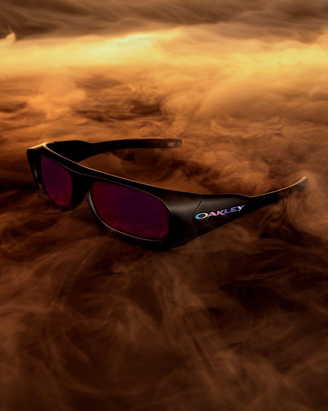 Lunettes de soleil Oakley Y2K sportswear .