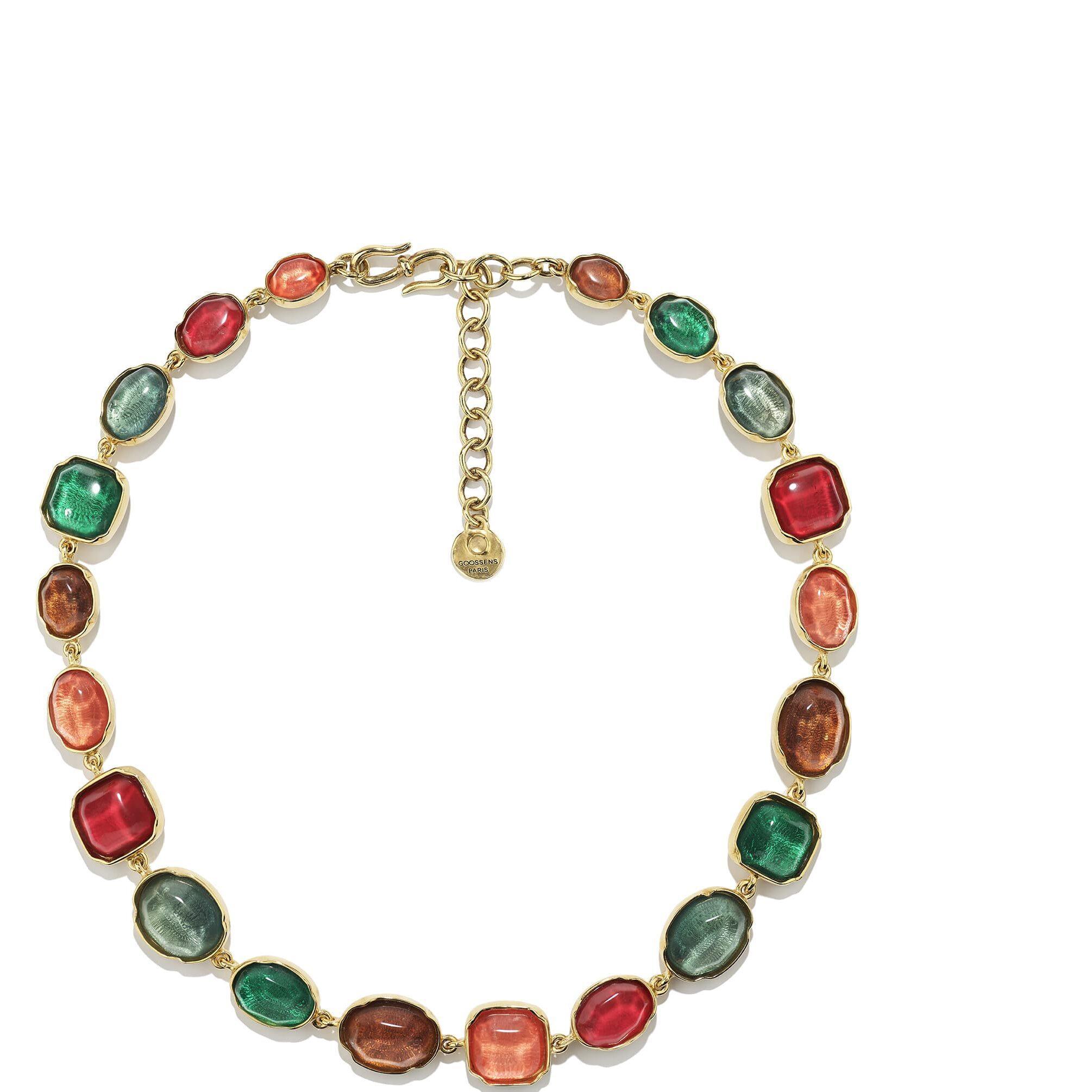 Collier Cabochons harmonie vert lagon, Goossens.
En laiton doré orné de cristal de roche teinté, 920 €.