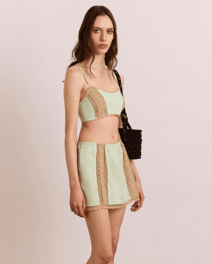 La campagne 2026 nightwear de Damson Maddle avec l'ensemble vert et marron sleepwear Addison.