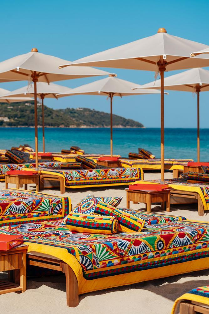 Les transats et parasols de Casa Amore revisité par Dolce & Gabbana.