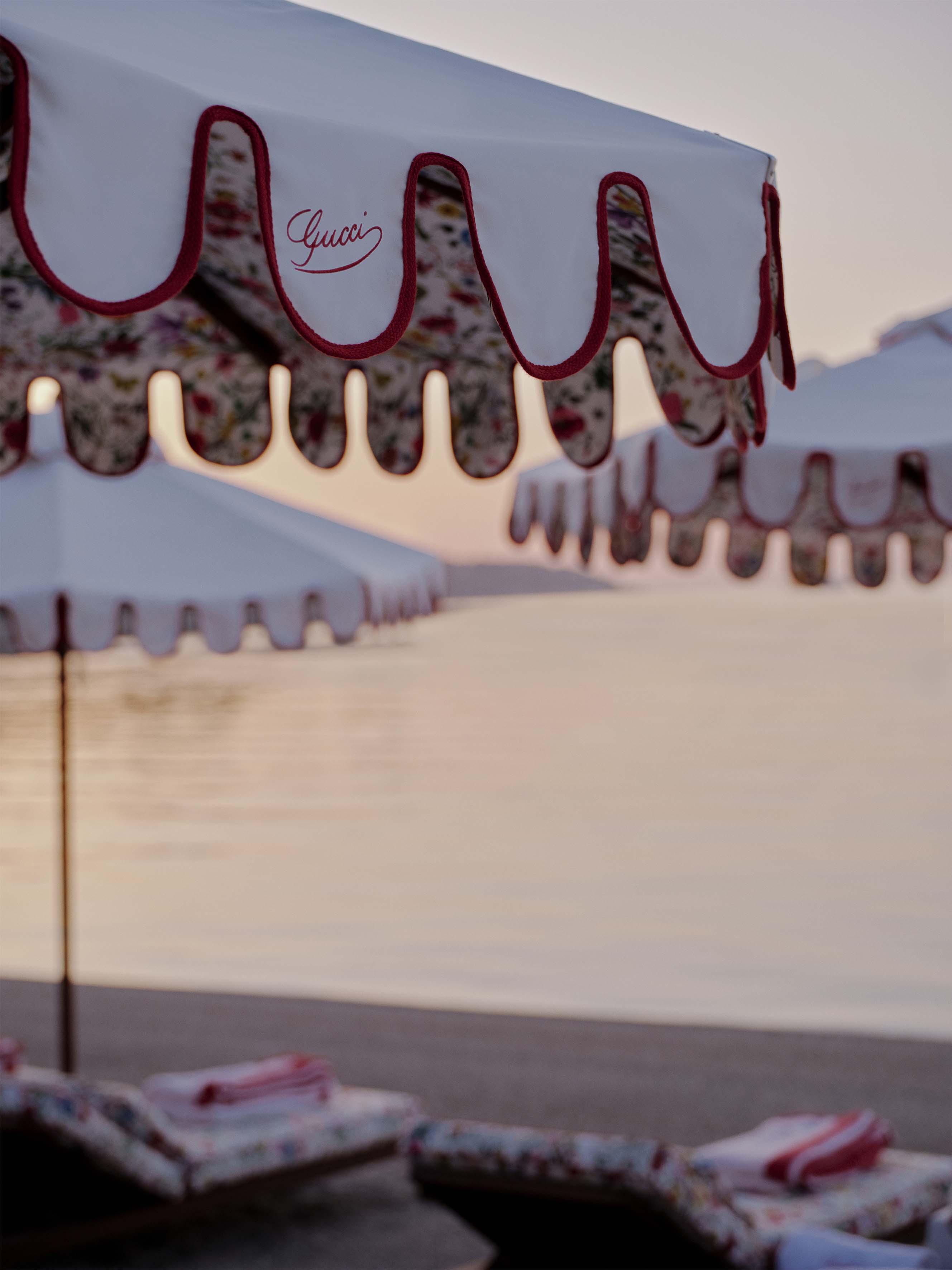 Les transats et parasols revisités par Gucci sur la plage de la Rose des Vents à Monte-Carlo.