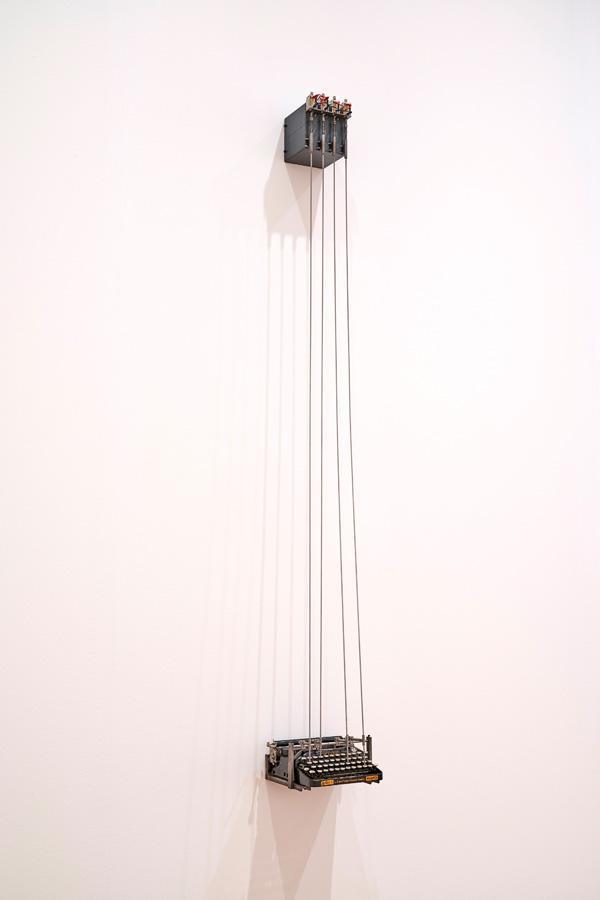 Machine à écrire, installation, art contemporain. Rebecca Horn, Erika (1992). Machine à écrire, tiges métalliques, support mural, moteur électrique, minuterie, 211 × 30,5 × 30,5 cm. © 2026 ProLitteris, Zürich. Photo : Daniel Spehr (Museum Tinguely).