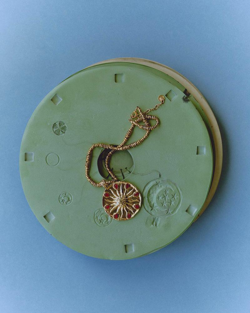 le collier double face soleil et lune de la collection astro de chez maison goossens.