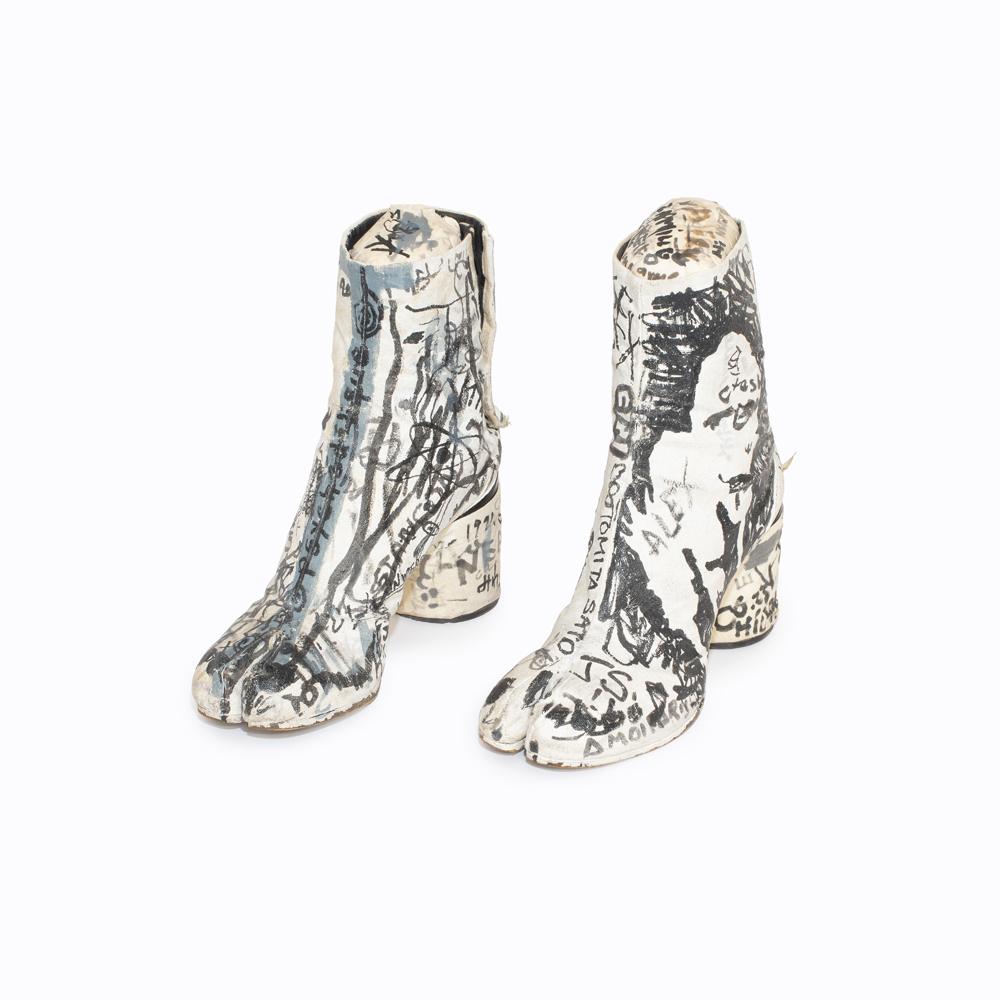 Boots Graffitti Tabi de 1991 par Martin Margiela proposées à la vente aux enchères par Maurice Auction en juillet 2026. ©Marc Chatelard.