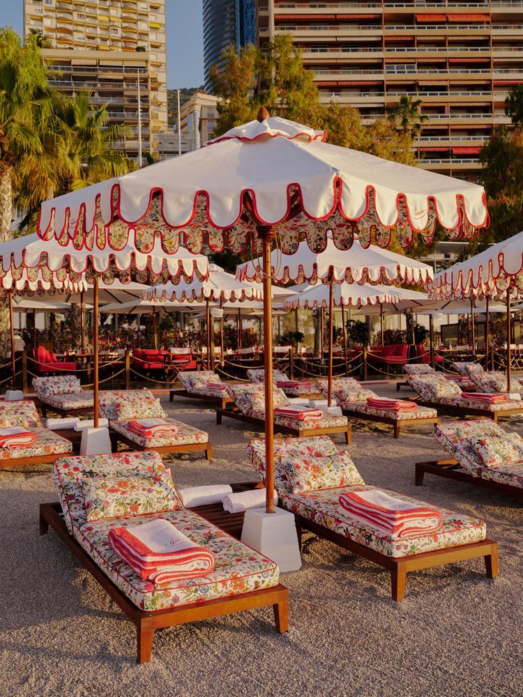 Les transats et parasols revisités par Gucci sur la plage de la Rose des Vents à Monte-carlo.
