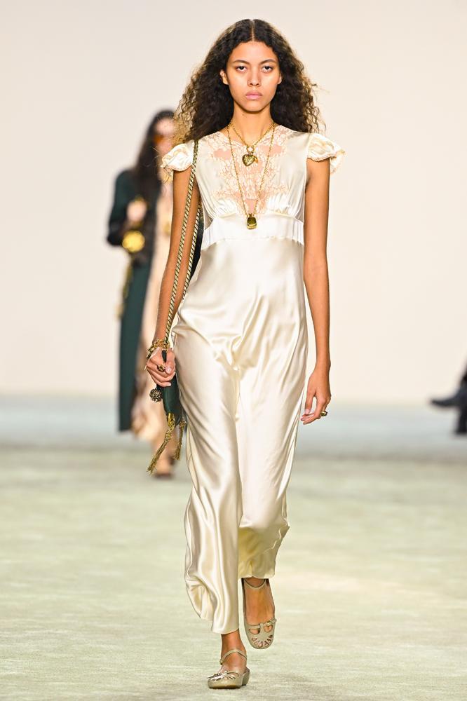 Une nuisette longue beige du défilé Chloé printemps-été 2025.
