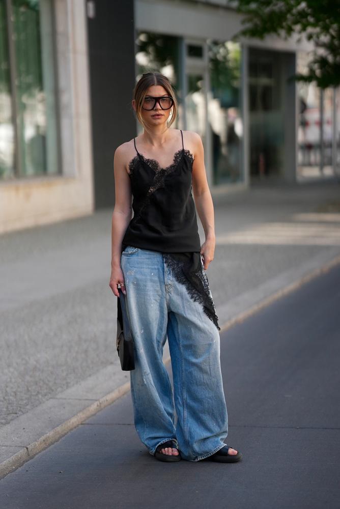 un street look à Berlin, avec une nuisette asymétrique en soie tendance noir.