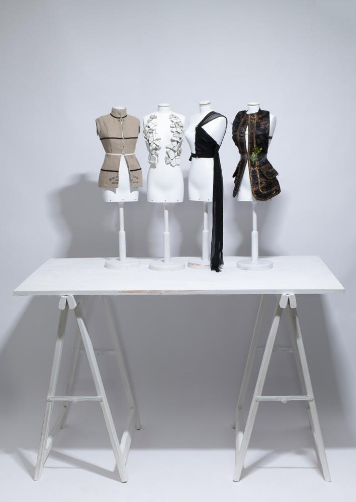 4 miniatures maison margiela mises en vente par martin margiela aux enchères