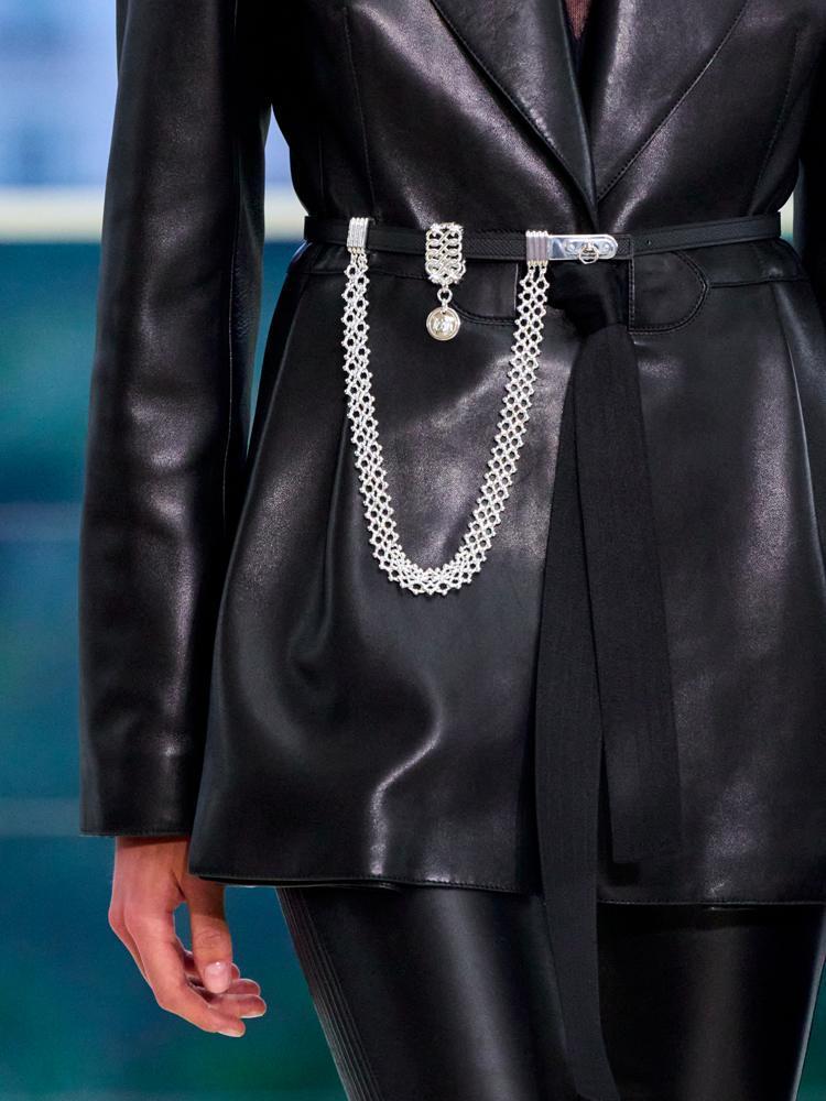La veste en cuir noire et la chaine argentée du défilé automne-hiver 2026-2027 de Hermès à Los Angeles