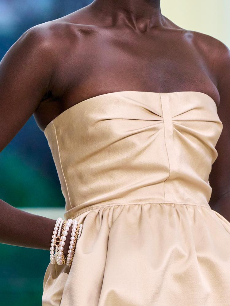 La robe satinée bustier beige et les bracelets de perles du défilé automne-hiver 2026-2027 de Hermès à Los Angeles