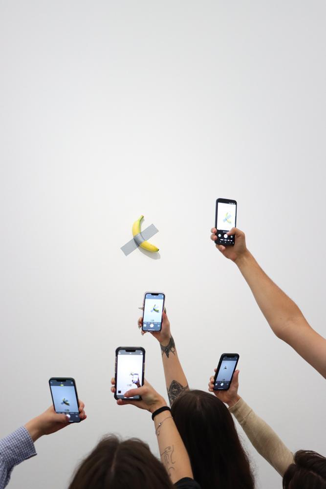 Maurizio Cattelan, Comedian (2019)© Courtesy, Maurizio Cattelan’s Archive et Perrotin / Photo : ©️ Centre Pompidou-Metz / Chloé Lecarpentier / 2025 / Exposition Dimanche sans fin.