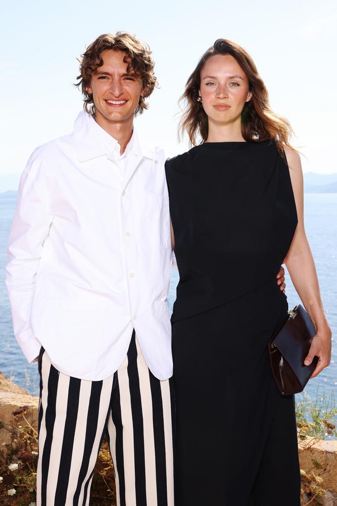 Vassili Schneider et Magdalena Kulicka au défilé Jacquemus printemps-été 2027. © Marc Piasecki/Getty Images pour Jacquemus.