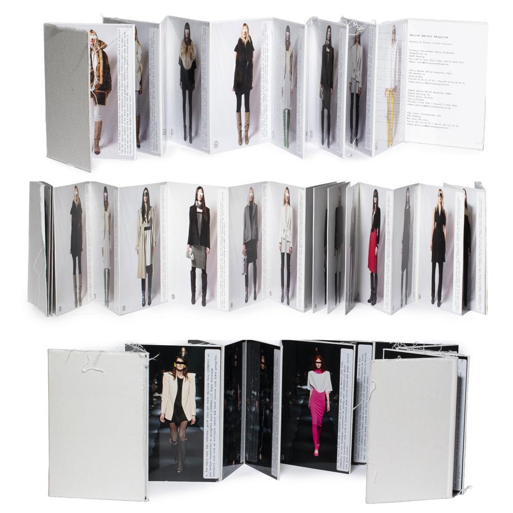 Les lookbooks des collections du créateur Martin Margiela entre 1998 et 2008, disponibles lors de la vente aux enchères des archives personnelles de Martin Margiela.