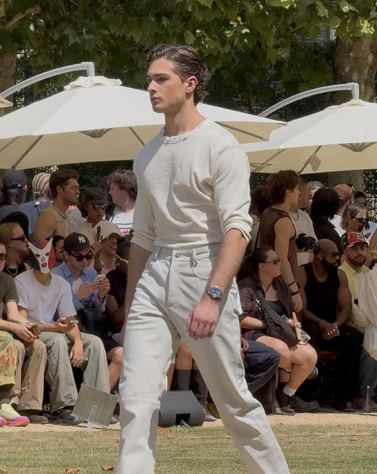 Le streamer masculiniste Clavicular au défilé 424 printemps-été 2027. © Nathan Merchadier.