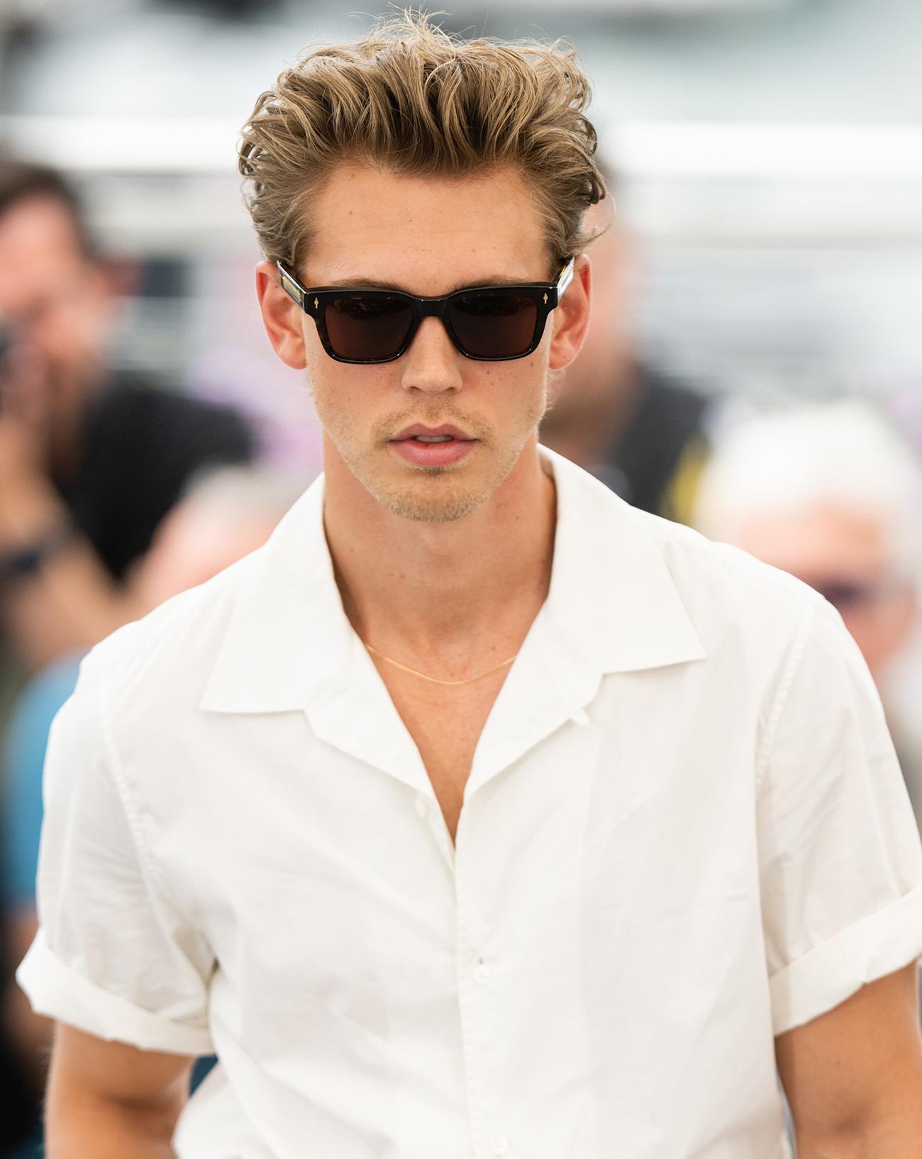 Austin Butler porte des lunettes de soleil Jacques Marie Mage au 75e Festival de Cannes, le 26 mai 2022. © Samir Hussein/WireImage.